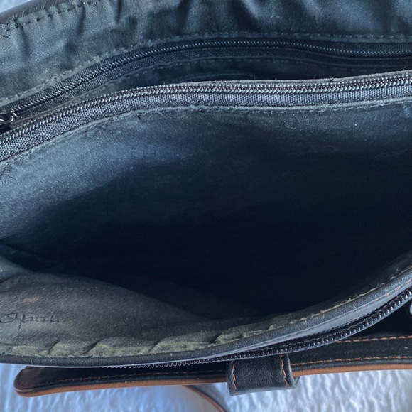 Opale genuine leather crossbody bag in black and tan. Multiple compartments. - Picture 11 of 17